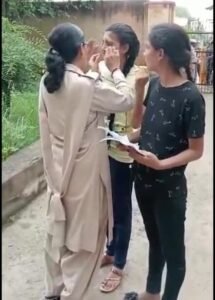 सेंटर पर अभ्यर्थी के जेवरात उतरवाते हुए।