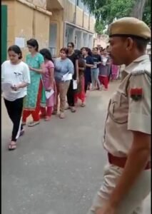 जाँच करते हुए पुलिसकर्मी।