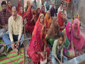 शिव के भजन गाते हुए भक्त
