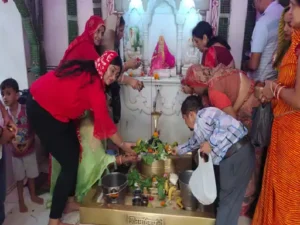 भगवान शिव का अभिषेक करते हुए भक्त