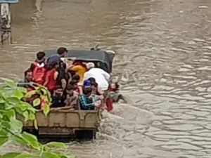 नवलगढ़ रोड पर ट्रैक्टर में सवार होकर जाते हुए अभ्यर्थी।