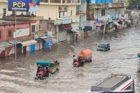 वो सड़क जिसपर बहते हैं ट्रैक्टर-टैंकर और ट्रक, डोटासरा का ट्वीट भी नहीं बदल पाया तस्वीर