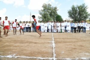 सीटी बजाकर गेम की शुरुआत करते हुए सीएम अशोक गहलोत