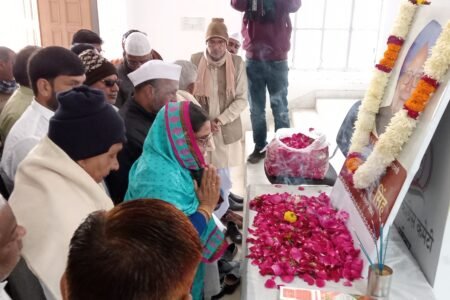 आज सीकर जिला कांग्रेस कार्यालय में भारत के पूर्व प्रधानमंत्री,विद्वान अर्थशास्त्री और कांग्रेस के वरिष्ठ नेता स्व. डॉ मनमोहन सिंह जी के निधन पर पुष्पांजलि अर्पित कर श्रद्धांजलि दी….