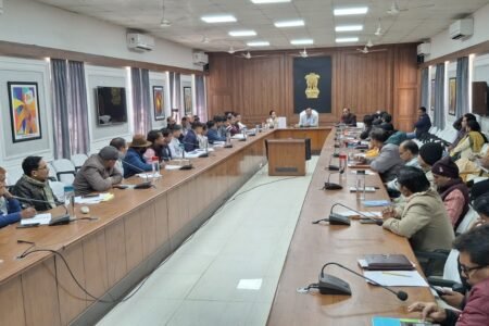 जिला स्तरीय अधिकारियों की साप्ताहिक समीक्षा बैठक आयोजित…